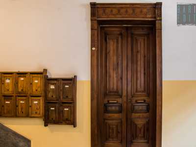 Ogni appartamento conserva poi le porte in legno originali...
